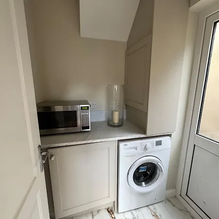 Modern 3-bed House Near Dublin Airport - Great For Families 펜션