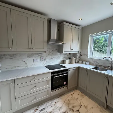 Modern 3-bed House Near Dublin Airport - Great For Families 펜션 *