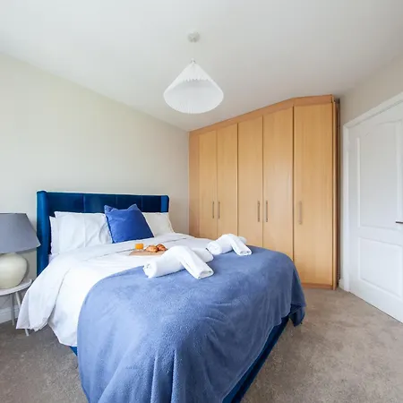 Modern 3-bed House Near Dublin Airport - Great For Families 펜션 *