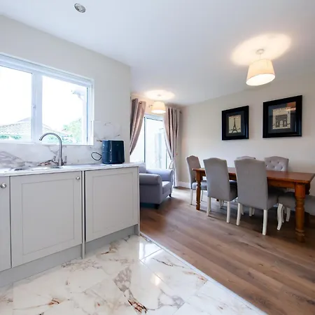 Modern 3-bed House Near Dublin Airport - Great For Families 펜션 스워드