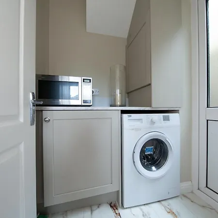 Modern 3-bed House Near Dublin Airport - Great For Families *