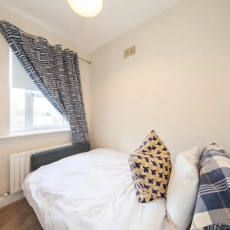 Modern 3-bed House Near Dublin Airport - Great For Families * 스워드