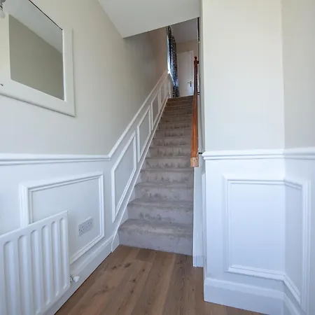 Modern 3-bed House Near Dublin Airport - Great For Families 펜션 *