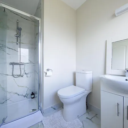 Modern 3-bed House Near Dublin Airport - Great For Families *