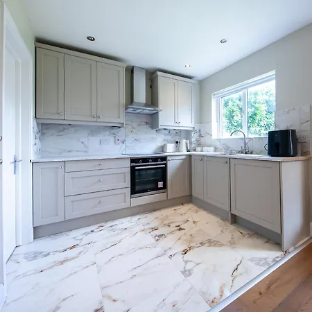 Modern 3-bed House Near Dublin Airport - Great For Families 스워드