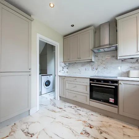 Modern 3-bed House Near Dublin Airport - Great For Families 펜션 *